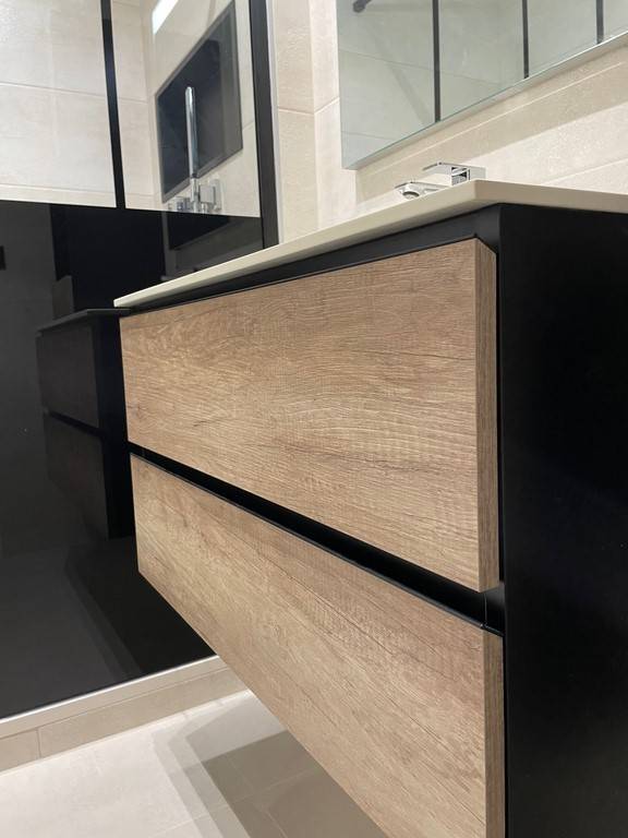 Détails meuble de salle de bains